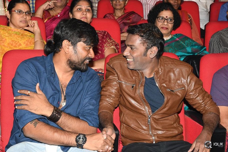 Aatadukundam-Raa-Movie-Audio-Function